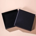 Quadratische matte schwarze Geschenkschachtel mit Deckel für Schmuck auf rosa Hintergrund - 9x9x1.6cm / Schwarz (Dünner Deckel und Sockel)