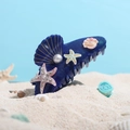 Molla per capelli blu scuro glitterata con perle e stella marina su sfondo di sabbia - H999-Stile Stella Marina Glitterata Blu