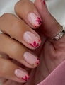 Detalle de uñas cortas cuadradas con base rosa, motivos florales y hojas de color oro - Diseño Floral Rosa Nude(CW206)