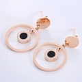 Elegantes pendientes redondos de acero inoxidable oro rosa con números romanos y grabado - Oro rosa