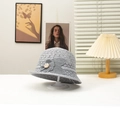 Elegante sombrero de sol de ganchillo gris con flor 3D y perla en un soporte - Gris