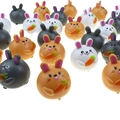 Detailopname van schattige plastic konijnentjes in wit, bruin en grijs met worteltjes - Dik Konijn Houdt Wortel Vast Pull Back Auto (Willekeurige Stijl)