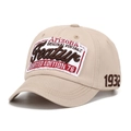 Détail d'une casquette vintage avec broderie 3D Arizona et logo latéral de l'année 1932 - Kaki
