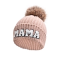 Detail der rosa Strickmütze mit MAMA Stickerei und flauschigem Kunstpelz-Bommel - Altrosa-MAMA Stil