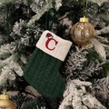 Chaussette de Noël en tricot vert avec lettre C brodée en rouge et bonnet de Noël - Vert/Lettre C