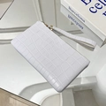 Pochette bianca con stampa coccodrillo, cerniera superiore e cinturino su piano a specchio - Bianco