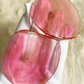 Orecchini geometrici irregolari in resina rosa traslucida con trame spazzolate interne - Perno in argento 925 / Rosa - Lucido (Stesso stile delle celebrità)