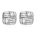 Boucles d'oreilles carrées argentées avec texture tressée sur fond blanc épuré - Style Carré Rayé Creux / Acier