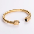 Bracciale rigido a cavo ritorto dorato da uomo con intarsio in onice nera pregiata - Oro