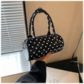 Nahaufnahme der schwarzen Boston-Handtasche mit Polka-Dots und glänzendem Finish - Schwarz