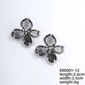 Boucles d'oreilles fleurs élégantes avec pierres grises et base argentée de 2,6 cm - Argent + Zircon Blanc - Noir d'encre