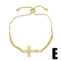 Makroaufnahme von vergoldetem Kreuzarmband mit Zirkonia-Inlay und verstellbarer Kette - Box-Kette Kreuz Stil(E)