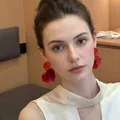 Élégantes boucles d'oreilles pendantes cœur rouge portées par un mannequin pour l'été - 48# Tige de Boucle d'Oreille en Argent - Rouge