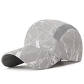 Casquette de course grise à séchage rapide avec motifs géométriques et panneaux en maille - Réglable / Gris clair