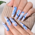 Unghie finte lunghe a trapezio con motivo marmorizzato blu e bianco su maglia - BKS1217 Marmo Blu