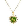 Collana cuore oro con gemma verde, dettaglio rosa e cristalli pavé su sfondo bianco - Verde