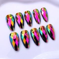 Unghie finte a mandorla 3D olografiche con finitura laser iridescente e design a stiletto - Aurora Multicolore (AW496)