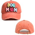 Détail de la broderie DOG MOM sur une casquette de baseball orange corail délavée - Taille Unique (58cm Ajustable) / Orange