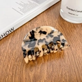 Chic acetate hair claw clip with tortoise shell leopard pattern in a beige finish - 6.8cm / Beige Tortoise Shell