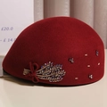 Eleganter weinroter Wollbaskenmütze mit Kristall-Ähren-Schleife und Strasssteinen - M (56-58cm) / Burgunderrot