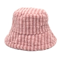 Dettaglio del cappello a secchiello rosa felpato con trama calda e motivo a quadri - M (56-58cm) / Rosa