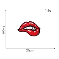 Vista dettagliata della toppa ricamata labbra rosse con misure 7,1 cm x 4,6 cm - Labbro