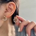 Pendientes de aro dorados con circonitas de corte cuadrado y motivos de tornillo - Estilo de Tornillo con Circón Trapezoide Dorado (MY30890)