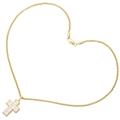 Dettaglio del ciondolo a croce dorata con zirconi quadrati su una catena a forma di cuore - Oro Zircone Bianco