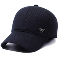 Dunkelblaue Winter-Baseballkappe mit Ohrenklappen und modischem Metall-Logo-Detail - Dunkelblau (Dreiecks-Tag) / Marineblau