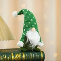 Detail van een groene kerstkabouter met gebreide muts, sterren en een lange witte baard - Groen