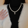 Détail d'un collier de perles avec pendentif en zircon goutte porté par un mannequin - Water Drop Rhinestone Pearl Chain / 8mm / Blanc