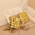 Goldene quadratische Ohrstecker mit Webstruktur auf einer Edelstahl-Displaykarte - Gold Quadratisch Gewebt (10)