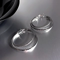 Minimalistische doppellagige Silber-Ohrringe mit strukturierter und polierter Oberfläche - Silberner runder Stil (Silberner Ohrringstift)