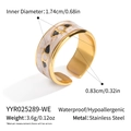 Detail eines goldenen Edelstahlrings mit hellgrauen Emaille-Böse-Augen-Mustern - Weiß (YYR025289-WE)