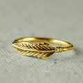 Detailopname van gouden veerring met vintage zirkoon en fijne texturen op de bladeren - US 5 / Goud