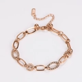Dettaglio del bracciale a maglie in acciaio inossidabile oro rosa con strass bianchi - Oro rosa