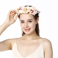 Ghirlanda di fiori rosa artificiali per capelli da sposa indossata dalla modella - Serie Rosa