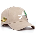 Dettaglio del cappello kaki con ricamo A bianco e logo della palma verde ricamata - Regolabile / Cachi