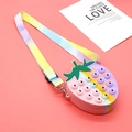 Erdbeere Pop-it Silikon Umhängetasche in Rosa mit bunten verstellbaren Trägern - Runde Bunte Erdbeere Squishy Tasche