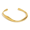Bracciale rigido aperto irregolare placcato oro 18 carati con design fluido in metallo - Bracciale Intrecciato Irregolare - Oro