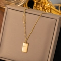 Collar de titanio chapado en oro con colgante de lingote rectangular y cadena asimétrica - Collar con Colgante de Lingote de Oro