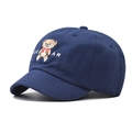 Dettaglio del ricamo dell'orso e della trama twill sul cappellino da baseball blu scuro - Regolabile / Blu navy