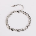 Vista detallada de pulsera de cadena de clip plateada con cierre de langosta y marca S925 - Pulsera / Color Acero