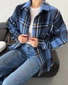 Dettaglio della texture in flanella scozzese blu e bianca con bottoni di una camicia - S / Blu