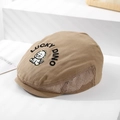 Detailopname van het Lucky Dino borduurwerk en ademend mesh op de beige kinderpet voor zomer - 52cm (2-5 Jaar) / Khaki