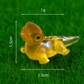 Leuchtende gelbe Eidechse aus Harz auf grünem Gras, Maße 2,5 cm mal 1,5 cm, für DIY-Dekor - Leuchtende kleine Eidechse Bernstein