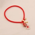 Vue détaillée d'un bracelet rouge avec pendentif poisson en émail et détails dorés - Pendentif Poisson d'Or Rouge / 2# Rouge