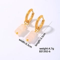 Boucles d'oreilles dorées avec trois pendentifs en pierre rose clair style minimaliste - Quartz Rose - Trois Perles