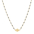 Detailansicht einer goldfarbenen Hamsa-Hand-Halskette mit schwarzen Perlenakzenten - Sl051-schwarze Halskette