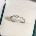 Makroaufnahme des wellenförmigen Silberrings mit Zirkonia-Stein in Samtbox - Wellenförmig Gebogener Mittelzirkon Stil (Weißgold 10)